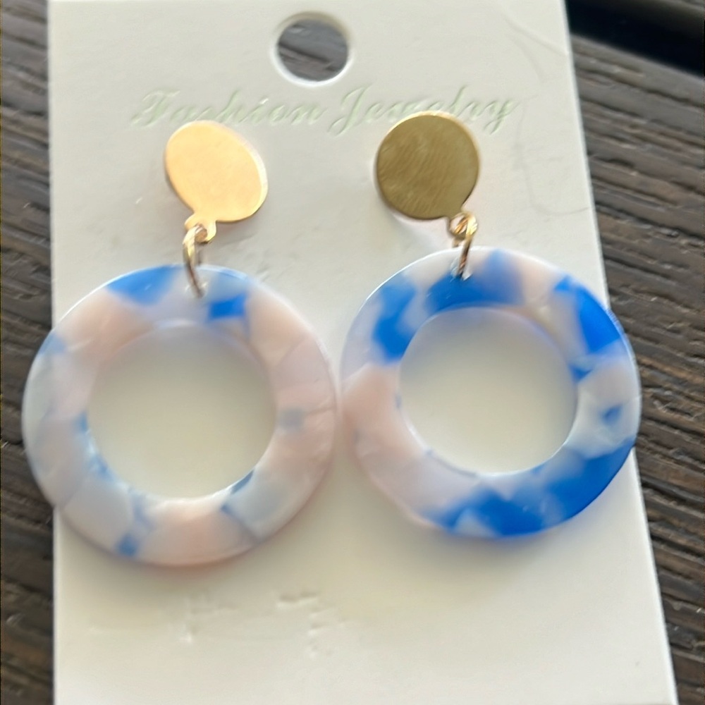 Marbled acrylic and gold tone dangling earrings-NWT